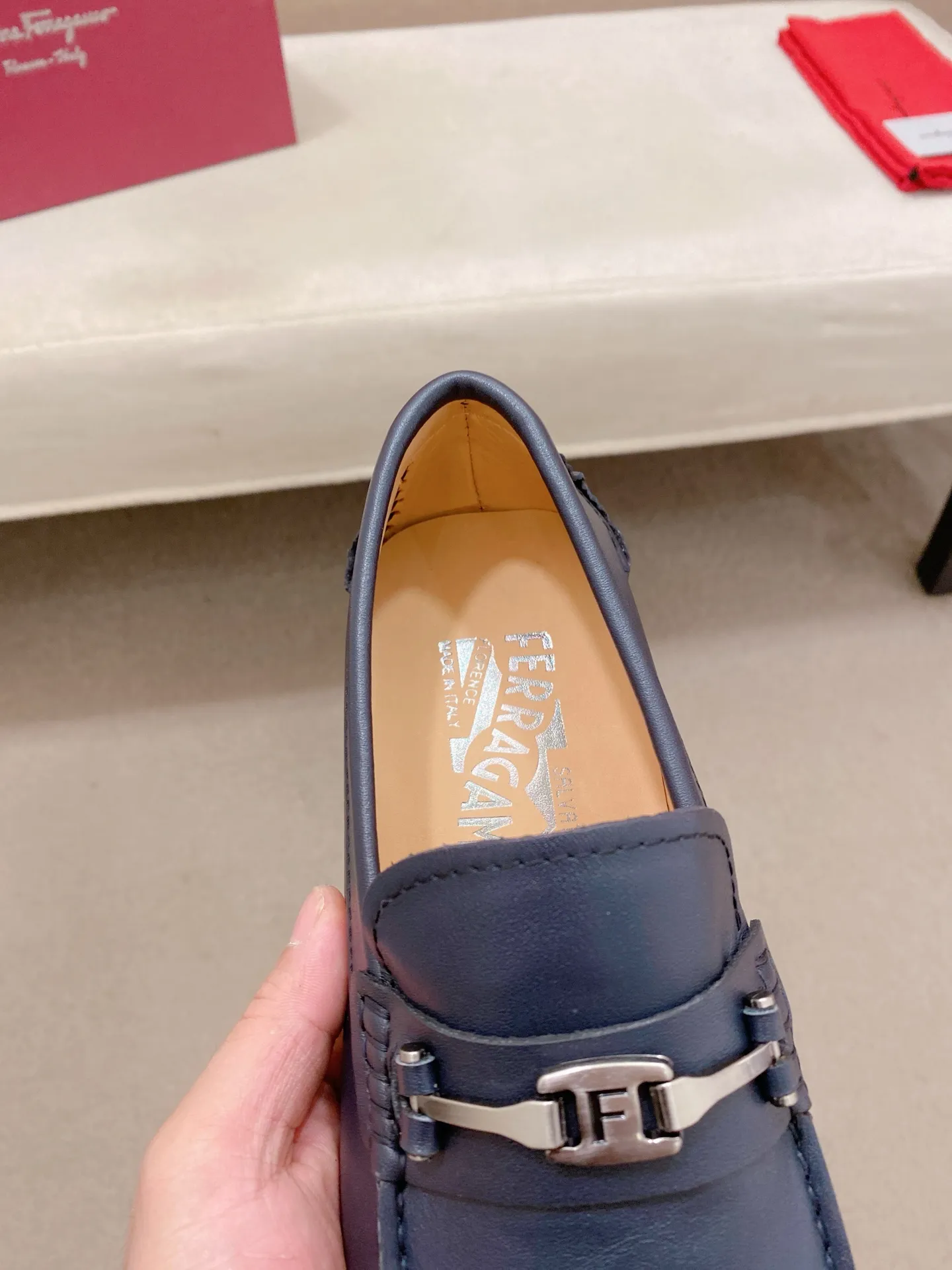 Factory price: 540💰High-end quality! Ferragamo🆕🆕Exclusive hot-selling products in stock🔥🔥New products on the shelves, high-quality Ferragamo men's pea shoes, high-end casual driving shoes, with complete packaging! 💪 💪 Material: imported first-layer cowhide 🐂 + imported high-quality water-dyed cowhide lining + wear-resistant outsole 👍🏻👍🏻 Features: high-end and comfortable, purely handmade 🚀 🚀 Create the perfect shoe that suits you best 🔥 🔥 Size: (38-44) 45 standard size can be customized!